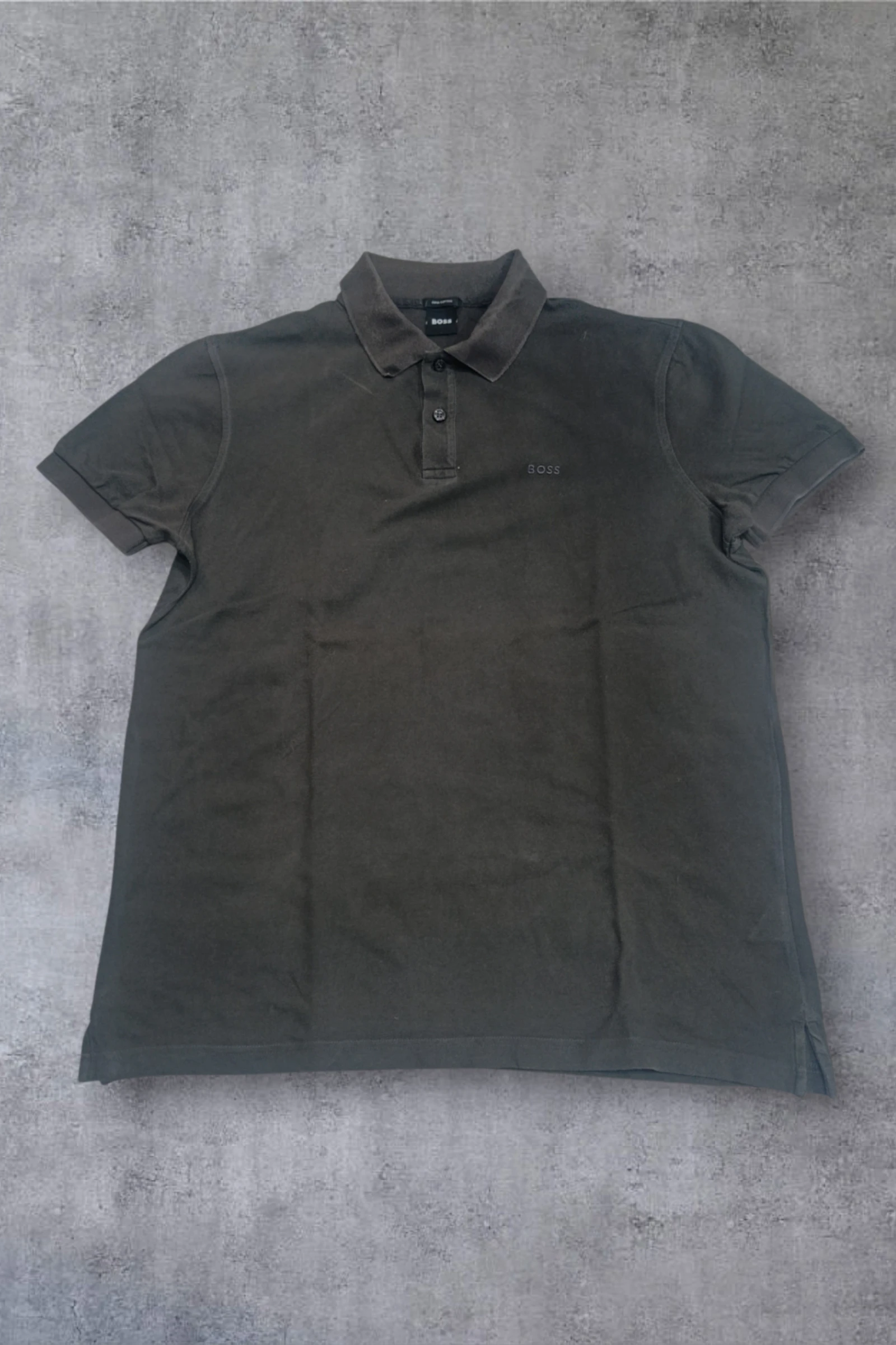 | Polo Hugo Boss Hombre | Color Verde Militar | Logo Bordado | Talla XL |